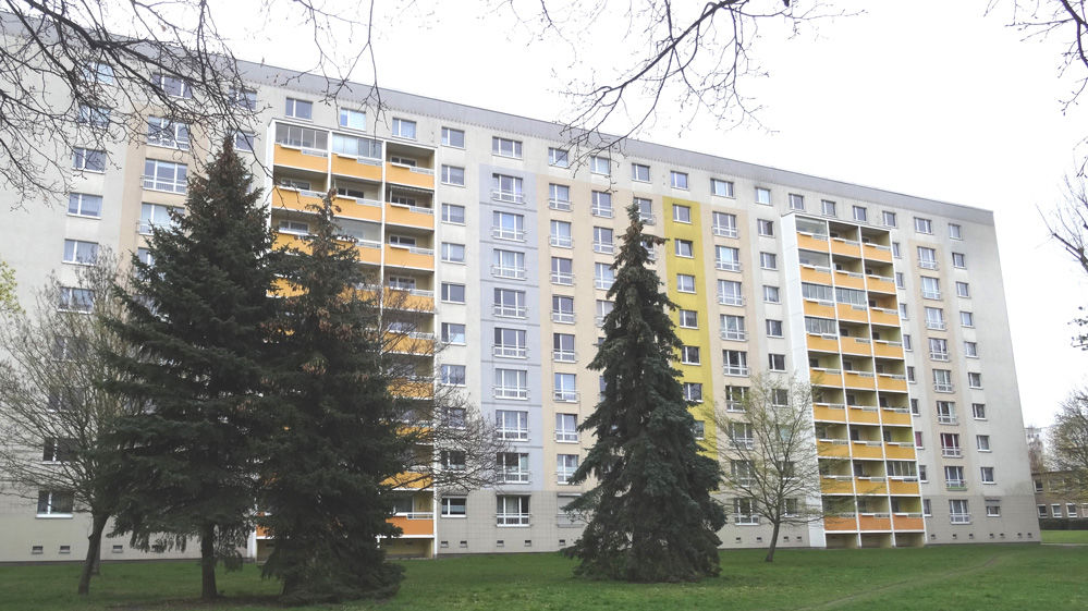 Mehrstöckiges Wohnhaus mit gelben Balkonen