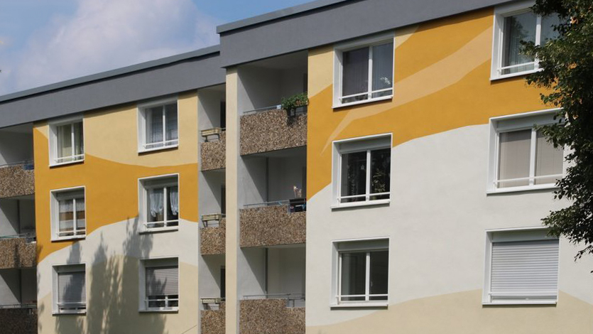 Wohnhäuser mit gelb-weißer Fassade